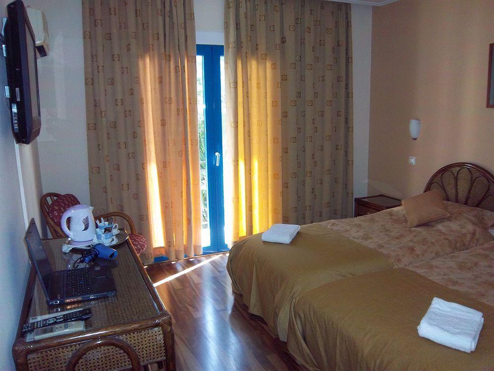 Plaza Hotel Athena Bagian luar foto