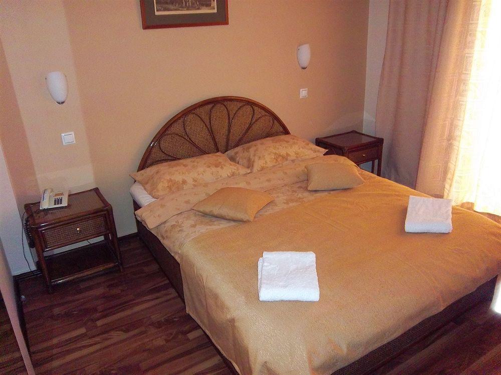 Plaza Hotel Athena Bagian luar foto